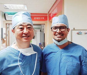 Photo : Dr. Priyank Uniyal with the father of Spine Surgery Dr. Gun Choi